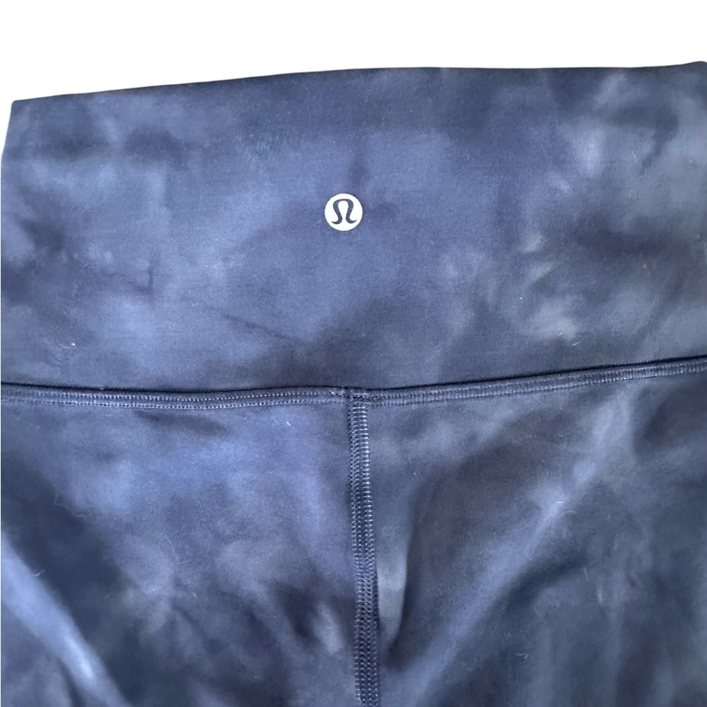 lululemon athletica Wunder Train High Rise 6” Blue Tie-Dye Shorts - Size 4 - Picture 4 of 6